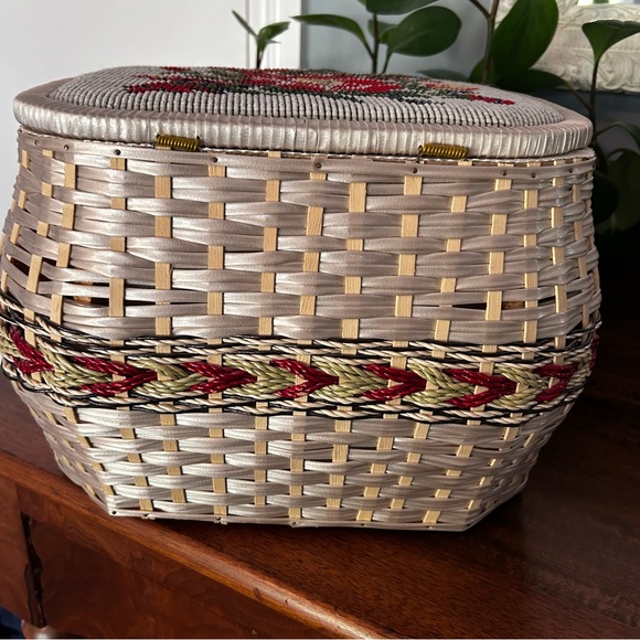 Eaton’s Vintage Woven Sewing Basket with Floral Embroidery and Satin Interior - Picture 6 of 16